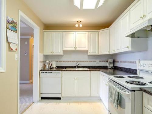 312-3220 Centennial Drive, Out Of District, BC - Indoor Photo Showing Kitchen With Double Sink