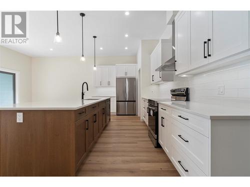 231 20 Street Ne Unit# 17, Salmon Arm, BC - Indoor Photo Showing Kitchen With Upgraded Kitchen