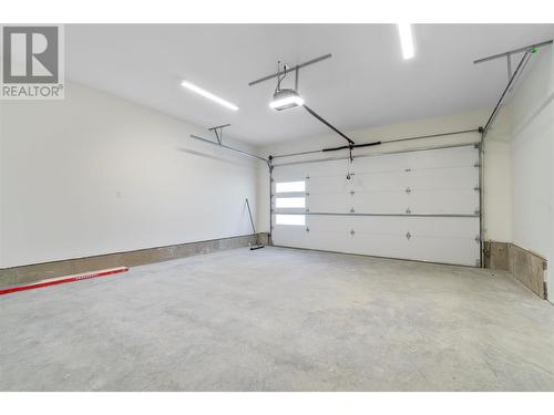 231 20 Street Ne Unit# 17, Salmon Arm, BC - Indoor Photo Showing Garage