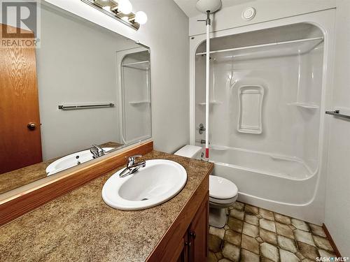 120 165 Robert Street W, Swift Current, SK - Indoor Photo Showing Bathroom
