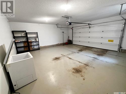 120 165 Robert Street W, Swift Current, SK - Indoor Photo Showing Garage