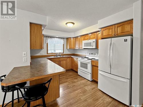 120 165 Robert Street W, Swift Current, SK - Indoor Photo Showing Kitchen With Double Sink