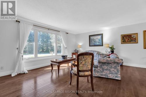 18 Archibald Rd, King, ON - Indoor Photo Showing Living Room