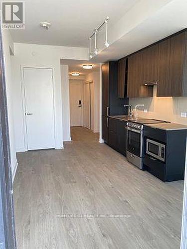 #1902 -3900 Confederation Pkwy, Mississauga, ON - Indoor Photo Showing Kitchen