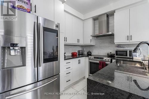 72 Circus Cres, Brampton, ON - Indoor Photo Showing Kitchen With Double Sink With Upgraded Kitchen