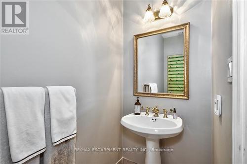 1395 Lakeshore Road, Burlington, ON - Indoor Photo Showing Bathroom
