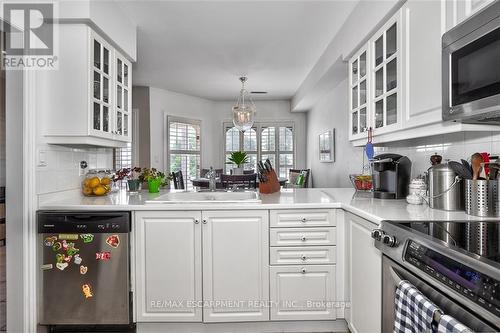 1395 Lakeshore Road, Burlington, ON - Indoor Photo Showing Kitchen