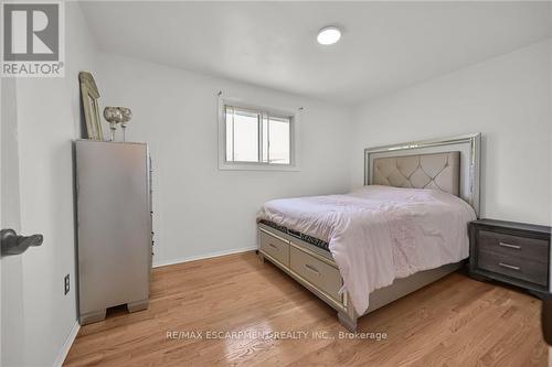 44 Tara Court, Hamilton, ON - Indoor Photo Showing Bedroom