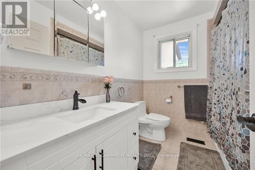 44 Tara Crt, Hamilton, ON - Indoor Photo Showing Bathroom