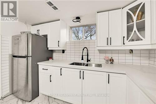 44 Tara Crt, Hamilton, ON - Indoor Photo Showing Kitchen With Double Sink