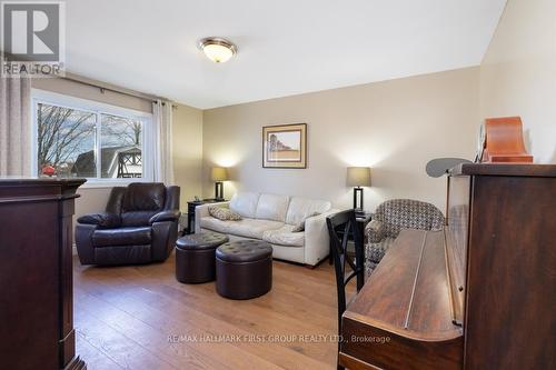820 Cataraqui Woods Drive, Kingston, ON - Indoor Photo Showing Living Room