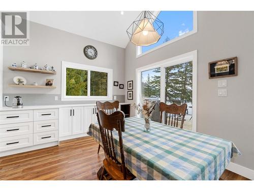 7918 Gardiner Road, Anglemont, BC - Indoor Photo Showing Dining Room