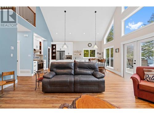 7918 Gardiner Road, Anglemont, BC - Indoor Photo Showing Living Room