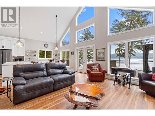 7918 Gardiner Road, Anglemont, BC - Indoor Photo Showing Living Room