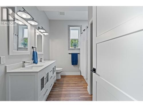 7918 Gardiner Road, Anglemont, BC - Indoor Photo Showing Bathroom