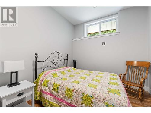 7918 Gardiner Road, Anglemont, BC - Indoor Photo Showing Bedroom