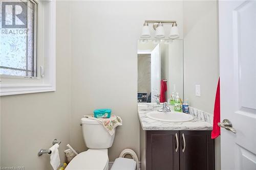 Powder room - 8433 Angie Drive, Niagara Falls, ON - Indoor Photo Showing Bathroom