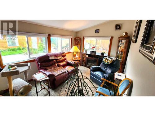 158 Bassett Street, Penticton, BC - Indoor Photo Showing Living Room