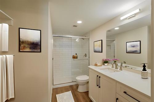 209-217 Elm Avenue, Penticton, BC - Indoor Photo Showing Bathroom