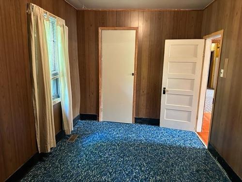 2949 Seaman Road, Falkland, BC - Indoor Photo Showing Bedroom