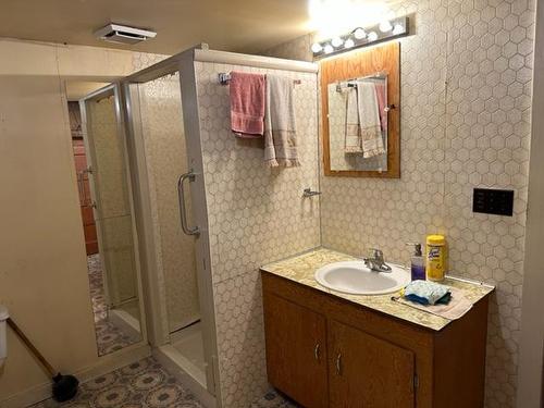 2949 Seaman Road, Falkland, BC - Indoor Photo Showing Bathroom