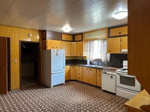 2949 Seaman Road, Falkland, BC - Indoor Photo Showing Kitchen With Double Sink