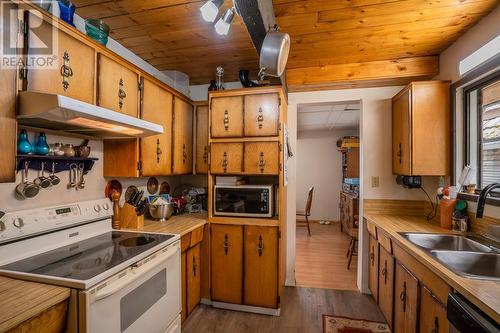 5139 Watson Lake Road, 100 Mile House, BC - Indoor Photo Showing Kitchen With Double Sink