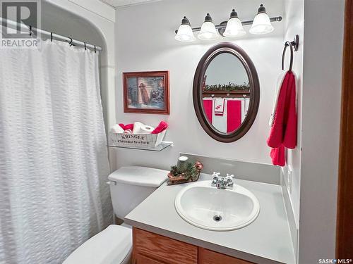 460 4Th Avenue Ne, Swift Current, SK - Indoor Photo Showing Bathroom