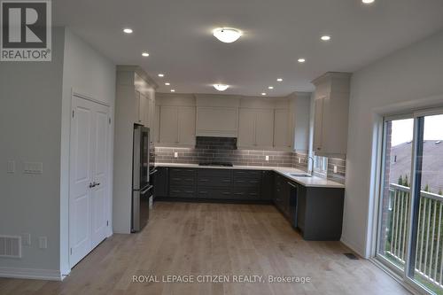 5 Burrows Crt, Kawartha Lakes, ON - Indoor Photo Showing Kitchen With Upgraded Kitchen