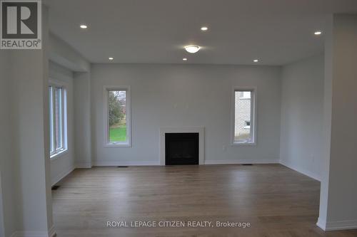 5 Burrows Crt, Kawartha Lakes, ON - Indoor Photo Showing Living Room With Fireplace