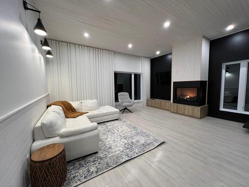Salon - 99 Ch. Du Domaine-Forget, Saint-Donat, QC - Indoor With Fireplace