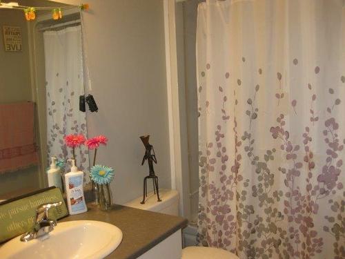 30 Linton Street, Emo, ON - Indoor Photo Showing Bathroom
