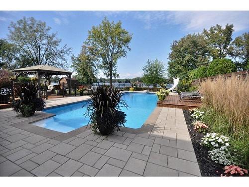 Piscine - 11 Rue Augier, Laval (Auteuil), QC - Outdoor With In Ground Pool With Backyard