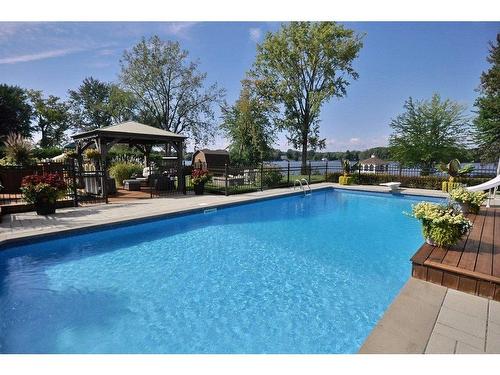 Piscine - 11 Rue Augier, Laval (Auteuil), QC - Outdoor With In Ground Pool With Backyard