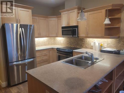 9100 Mackie Drive Unit# 114, Coldstream, BC - Indoor Photo Showing Kitchen With Double Sink With Upgraded Kitchen