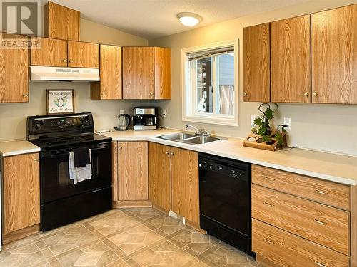 2550 Hollywood Road N Unit# 151, Kelowna, BC - Indoor Photo Showing Kitchen With Double Sink