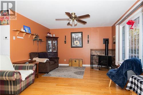 124 Fortier Street, Cornwall, ON - Indoor Photo Showing Living Room