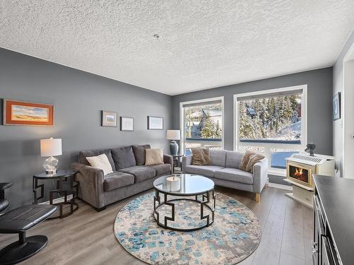 402-1201 Henry Rd, Courtenay, BC - Indoor Photo Showing Living Room