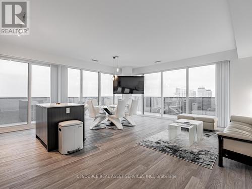 7311 - 55 Cooper Street, Toronto, ON - Indoor Photo Showing Living Room