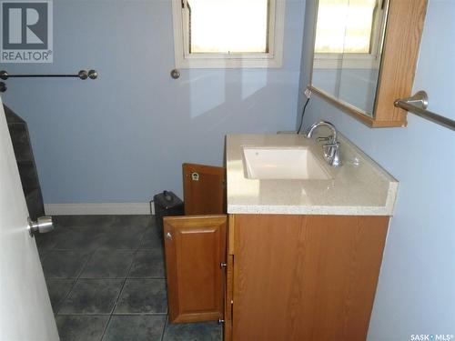 405 17Th Avenue E, Regina, SK - Indoor Photo Showing Bathroom