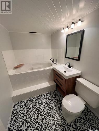 364 Hayes Drive Se, Swift Current, SK - Indoor Photo Showing Bathroom