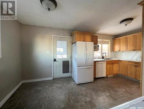 364 Hayes Drive Se, Swift Current, SK - Indoor Photo Showing Kitchen