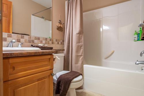B - 1003 Mountain View Road, Rossland, BC - Indoor Photo Showing Bathroom