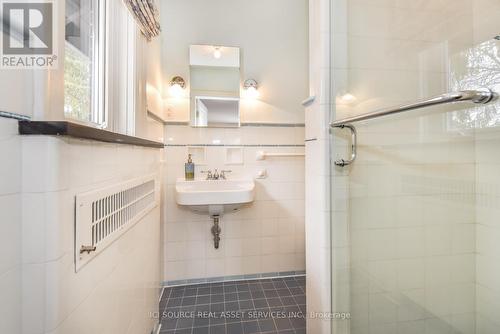 120 Stirling Avenue N, Kitchener, ON - Indoor Photo Showing Bathroom