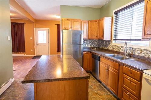 952 Alfred Avenue, Winnipeg, MB - Indoor Photo Showing Kitchen With Double Sink