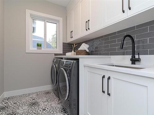 7036 Clarkson Pl, Sooke, BC - Indoor Photo Showing Laundry Room
