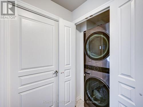 #913 -220 Burnhamthorpe Rd W, Mississauga, ON - Indoor Photo Showing Laundry Room