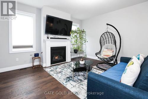 18 Borden Tr, Welland, ON - Indoor Photo Showing Living Room With Fireplace