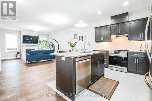 18 Borden Tr, Welland, ON - Indoor Photo Showing Kitchen With Upgraded Kitchen