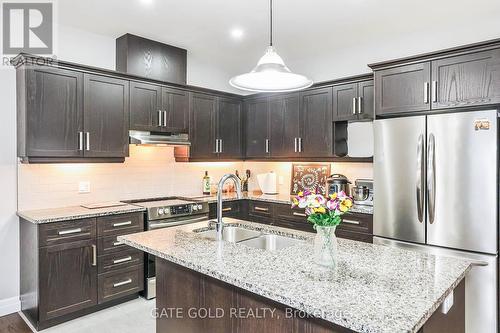 18 Borden Tr, Welland, ON - Indoor Photo Showing Kitchen With Double Sink With Upgraded Kitchen